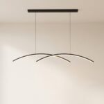 La suspension LED design croisée arquée noire en métal suspendue à deux câbles sur fond clair.