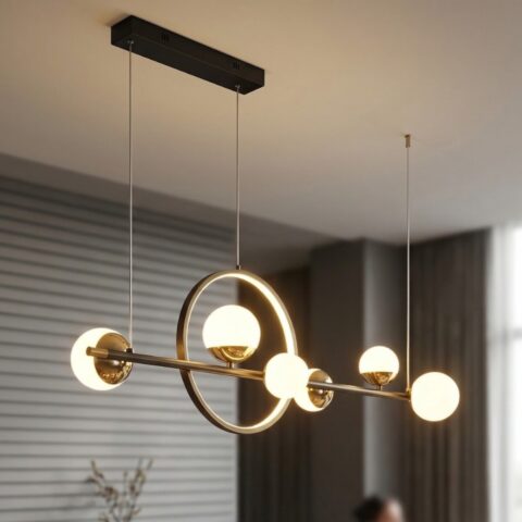 La suspension multiple LED linéaire 6 globes givrés dorés avec anneau central lumineux noir et or, suspendue dans un salon contemporain.