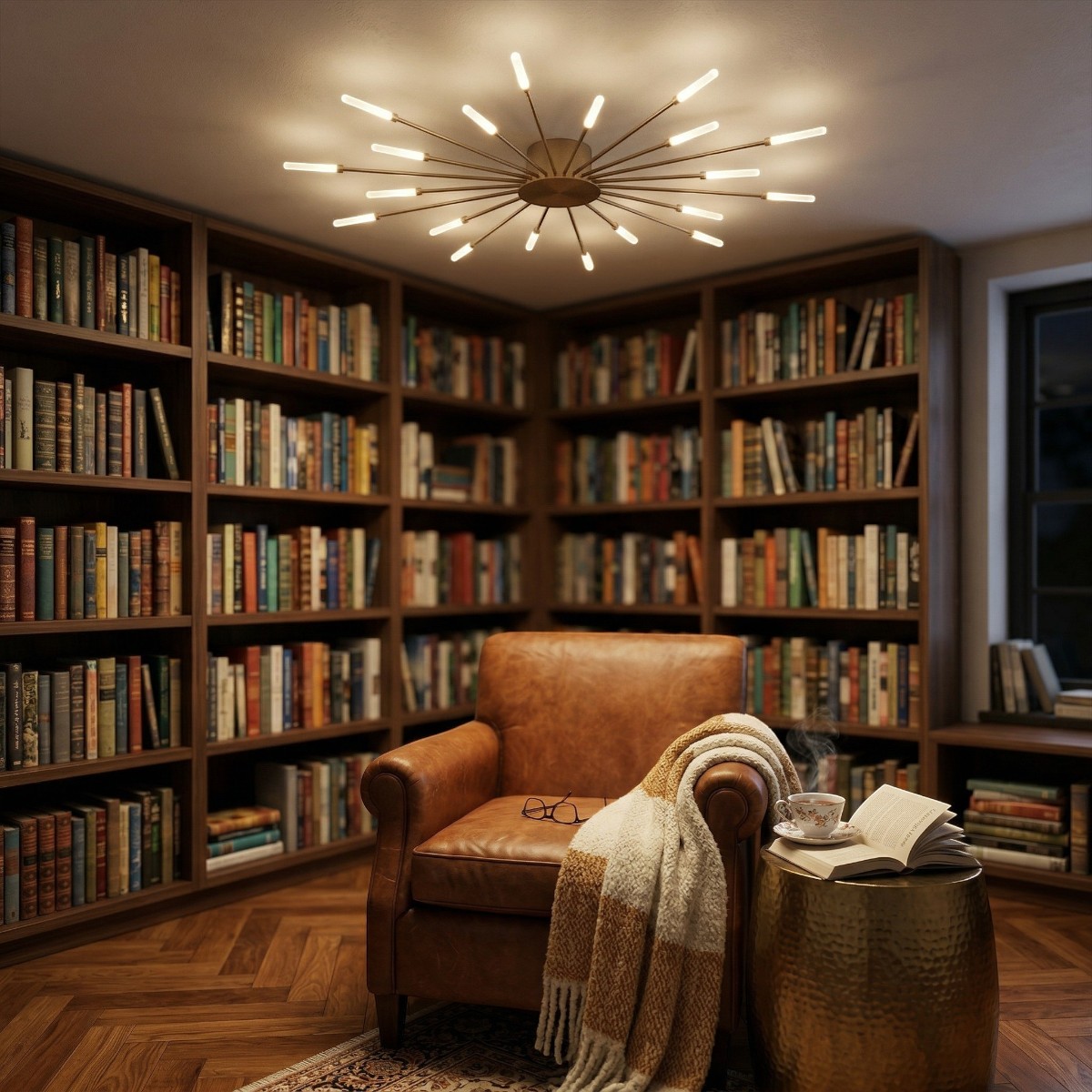 Lustre pissenlit doré au plafond d'une bibliothèque avec fauteuil en cuir et étagères