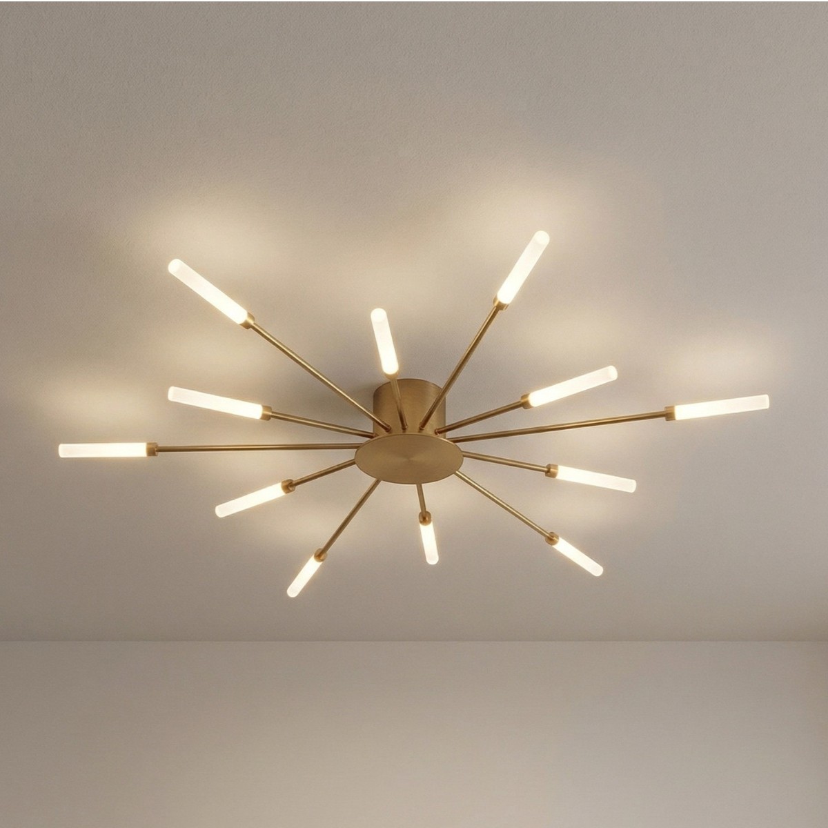 Lustre plafonnier LED pissenlit doré design, à 12 LED fixé sur un plafond beige.
