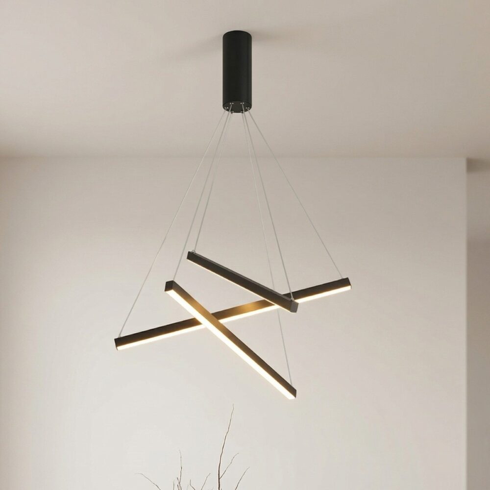 Notre suspension LED barres croisées design moderne installée au plafond, dans un environnement clair et ensoleillé.