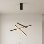 Notre suspension LED barres croisées design moderne installée au plafond, dans un environnement clair et ensoleillé.