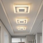 Le lustre plafonnier carré moderne aux motifs superposés blanc dans un couloir installé en série.