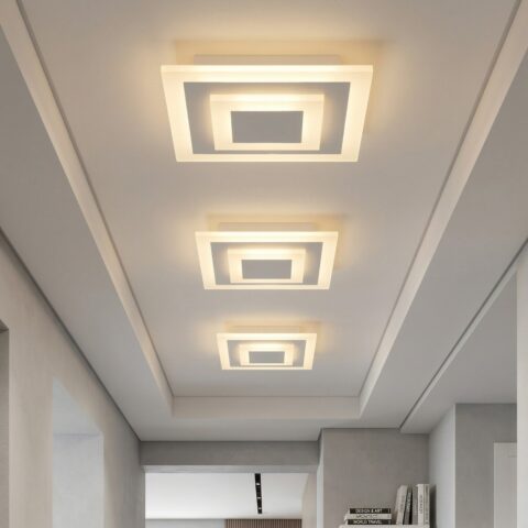 Le lustre plafonnier carré moderne aux motifs superposés blanc dans un couloir installé en série.