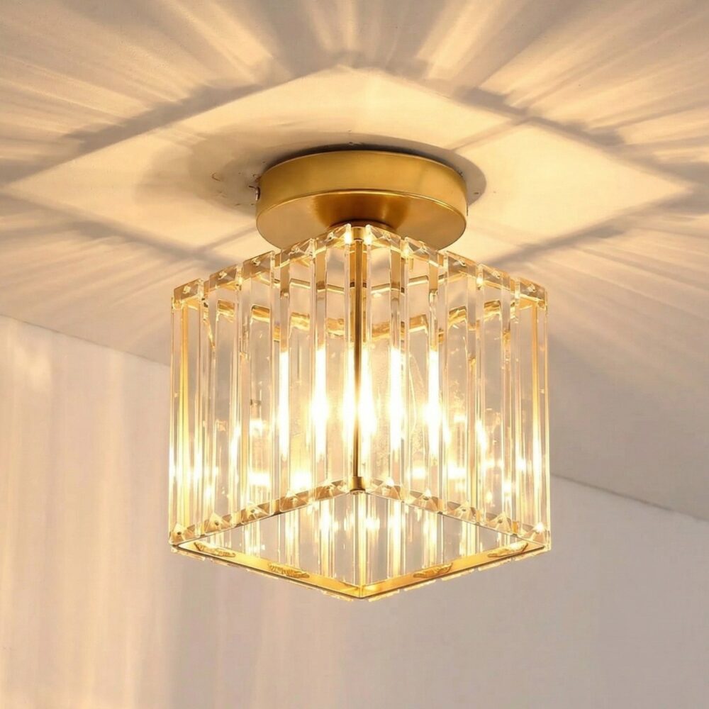 Le lustre plafonnier vintage carré en verre effet cristal avec ses finitions dorés fixé au plafond.
