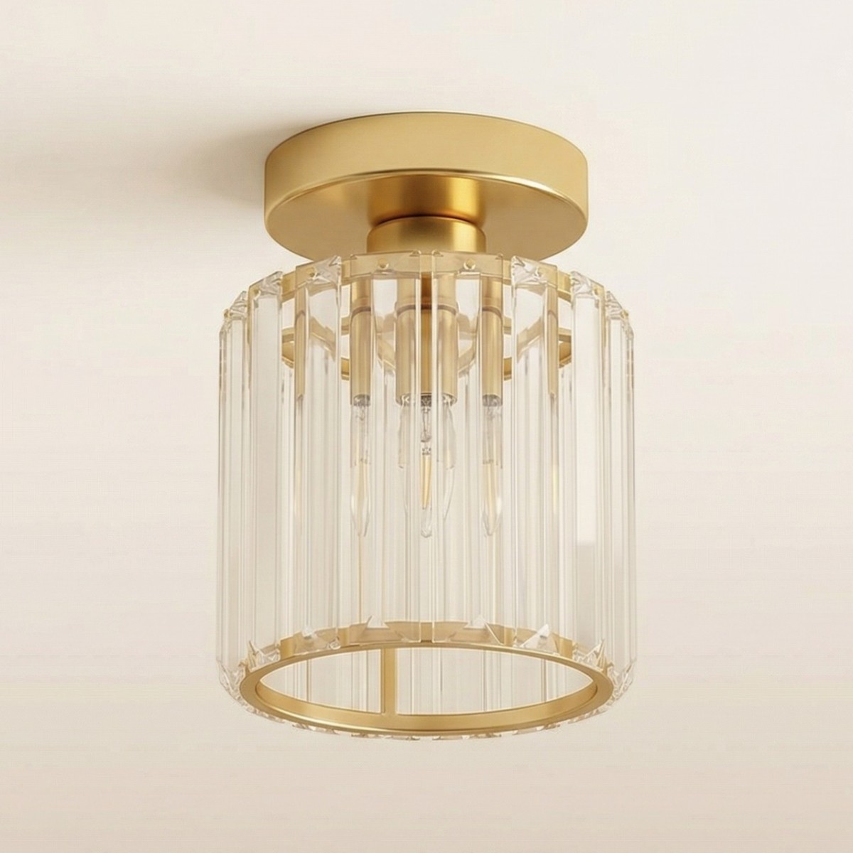 Le lustre plafonnier vintage rond en verre cristallin avec ses finitions dorées fixé au plafond.