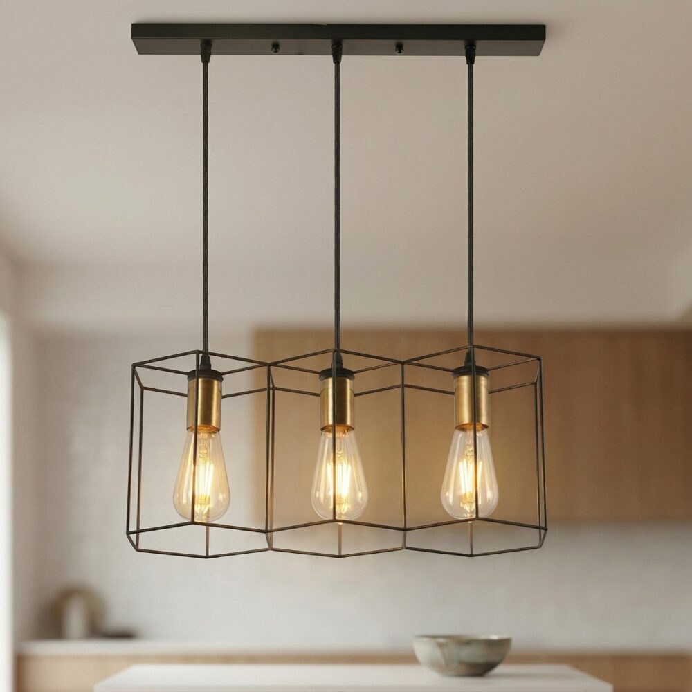 Notre suspension multiple en forme de cage rectangulaire métallique noire avec ses trois ampoules E27, dans un environnement ensoleillé.