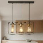 Notre suspension multiple en forme de cage rectangulaire métallique noire avec ses trois ampoules E27, dans un environnement ensoleillé.