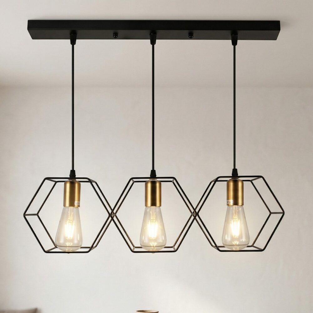 Notre suspension multiple hexagonale noire dorée composée de trois hexagones métalliques linéaires et de trois ampoules E27.