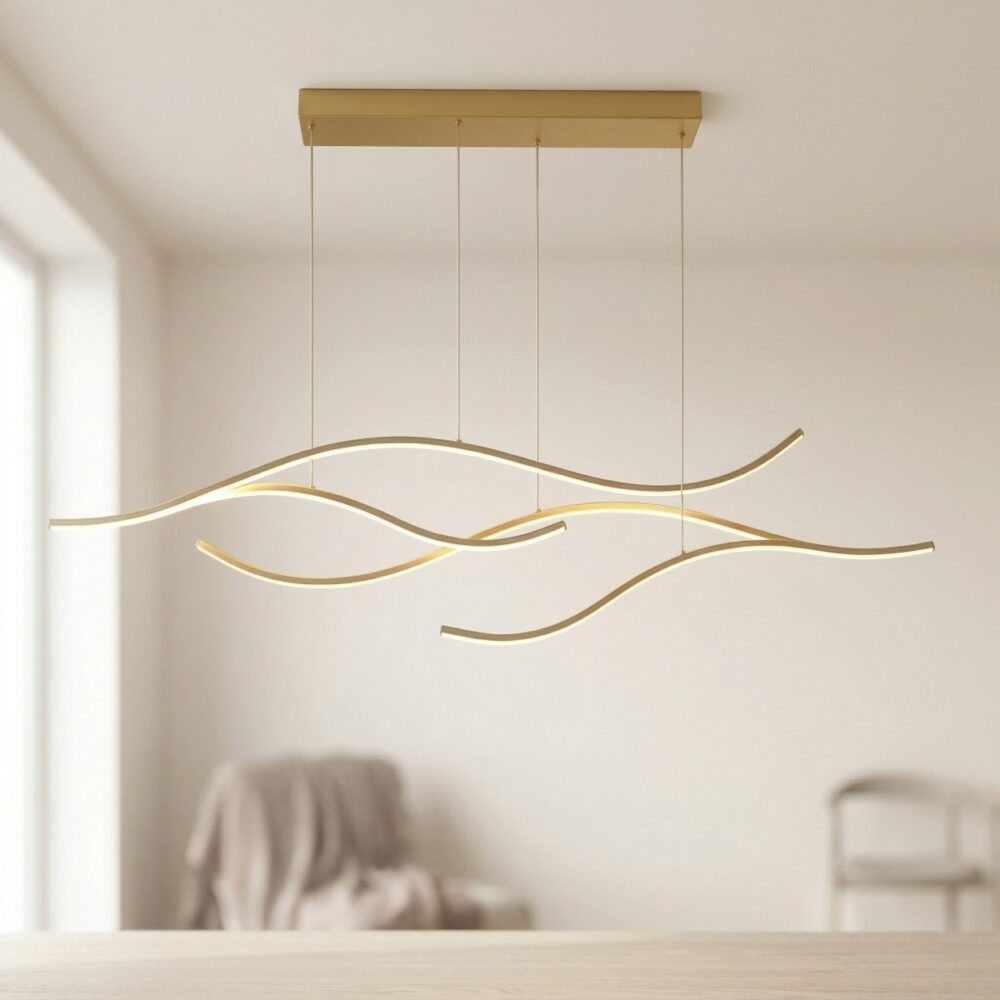 Notre suspension Led linéaire ondulée minimaliste de couleur dorée suspendue au plafond par trois câbles métalliques, un design multiple composé de quatre vagues lumineuses horizontales.