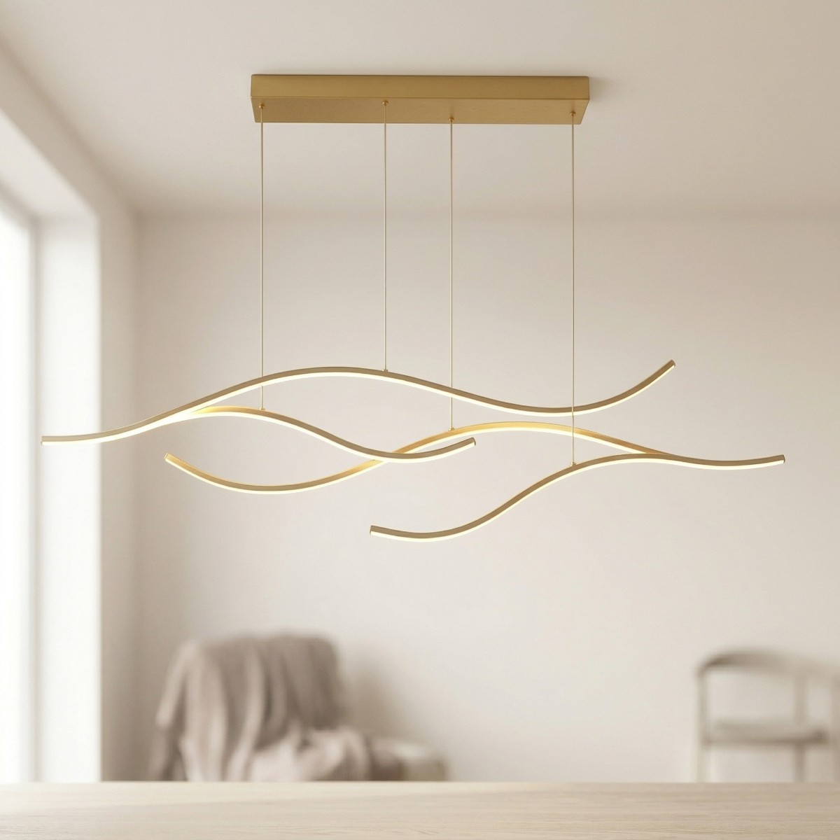 Notre suspension Led linéaire ondulée minimaliste de couleur dorée suspendue au plafond par trois câbles métalliques, un design multiple composé de quatre vagues lumineuses horizontales.