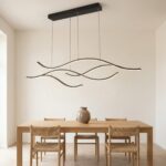 Suspension LED noire en forme de vagues ondulées au-dessus d'une table à manger en bois