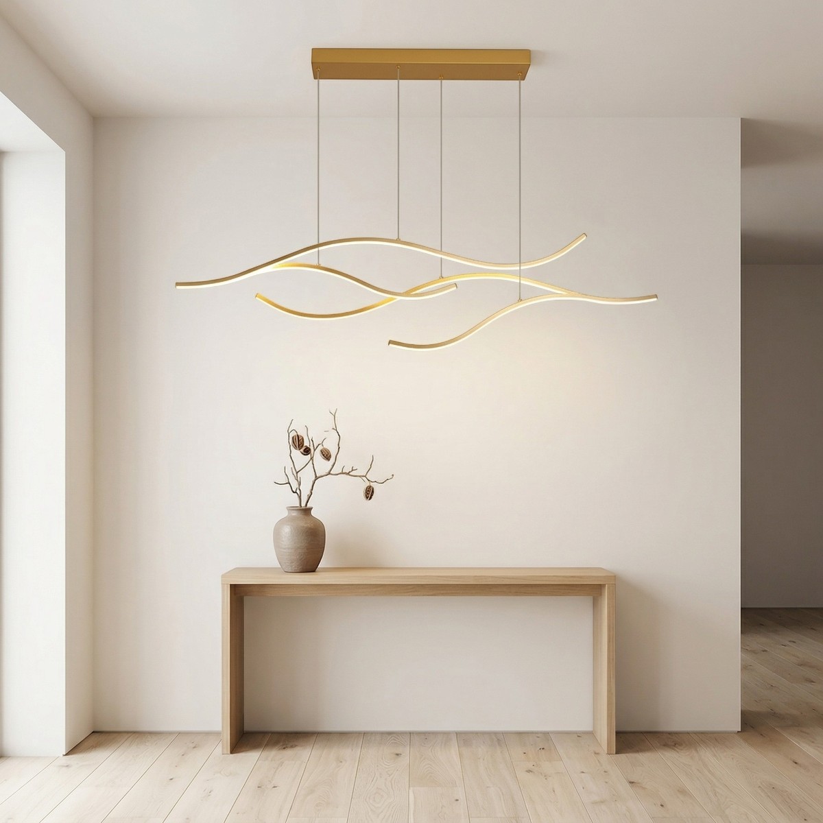 Même suspension ondulée en finition dorée au-dessus d'une console