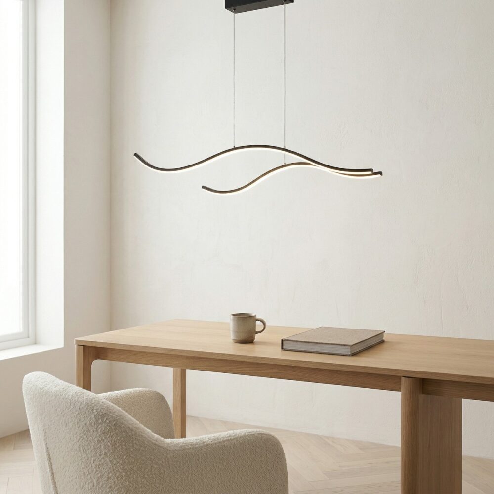 Suspension LED noire à deux vagues au-dessus d'un petit bureau en bois