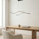 Suspension LED noire à deux vagues au-dessus d'un petit bureau en bois