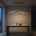 Suspension ondulée allumée diffusant une lumière chaude au-dessus d'une table au crépuscule