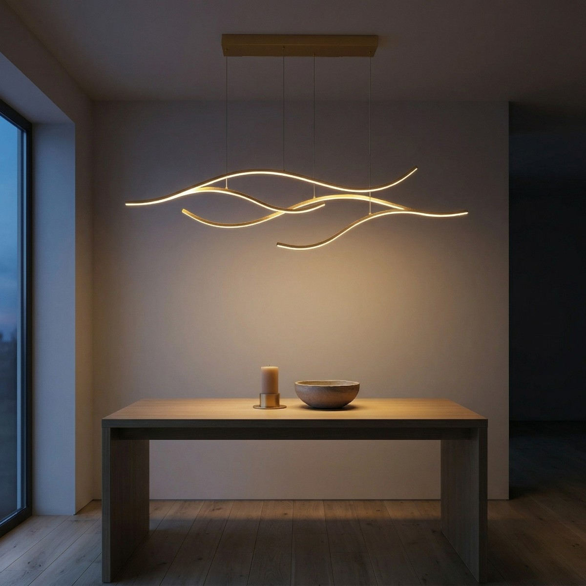 Suspension ondulée allumée diffusant une lumière chaude au-dessus d'une table au crépuscule