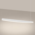 La suspension LED linéaire vague 3 coloris de couleur blanche suspendue au plafond par deux fils métalliques.