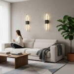 Deux appliques murales linéaires LED verticales allumées de chaque côté d'un canapé