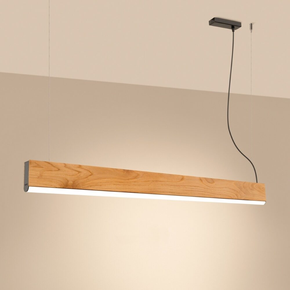 La suspension linéaire chêne design moderne marron clair, suspendue par deux fils métalliques discrets diffusant une lumière chaude.