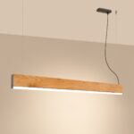 La suspension linéaire chêne design moderne marron clair, suspendue par deux fils métalliques discrets diffusant une lumière chaude.