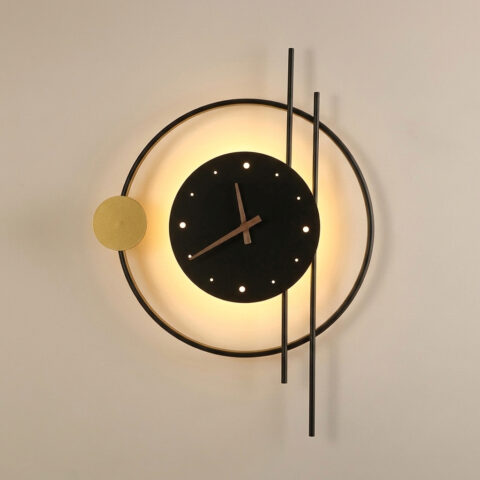 Applique murale élégante et design avec une horloge en métal noir, sur un mur gris