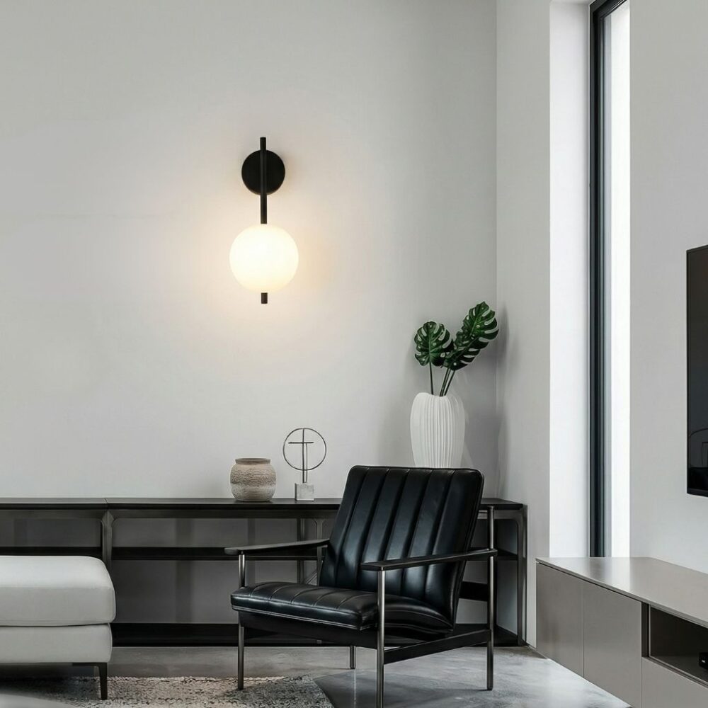 Applique murale moderne tige verticale et globe en verre dépoli