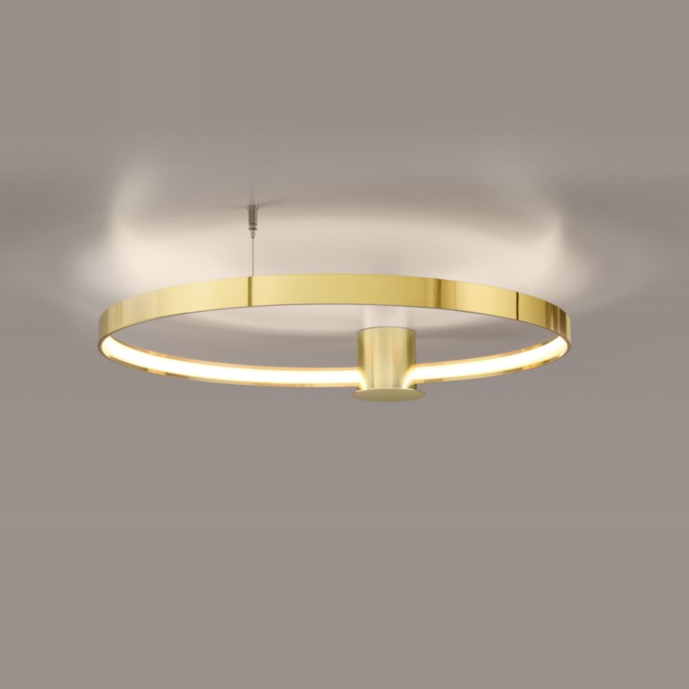 Le lustre plafonnier anneau poli doré LED fixé au plafond diffusant une lumière chaude.
