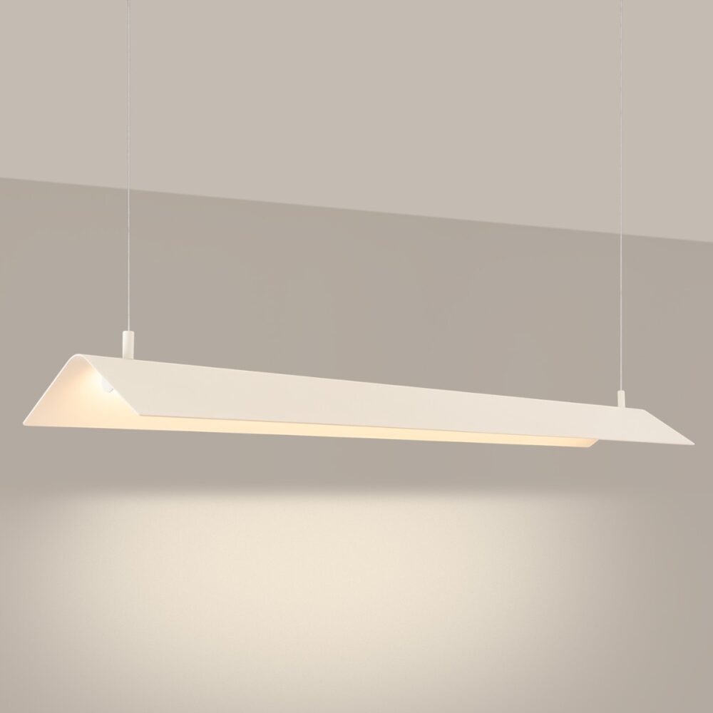 La suspension LED ilot cuisine design, beige et de forme oblique diffusant une lumière chaude.