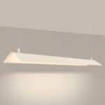 La suspension LED ilot cuisine design, beige et de forme oblique diffusant une lumière chaude.