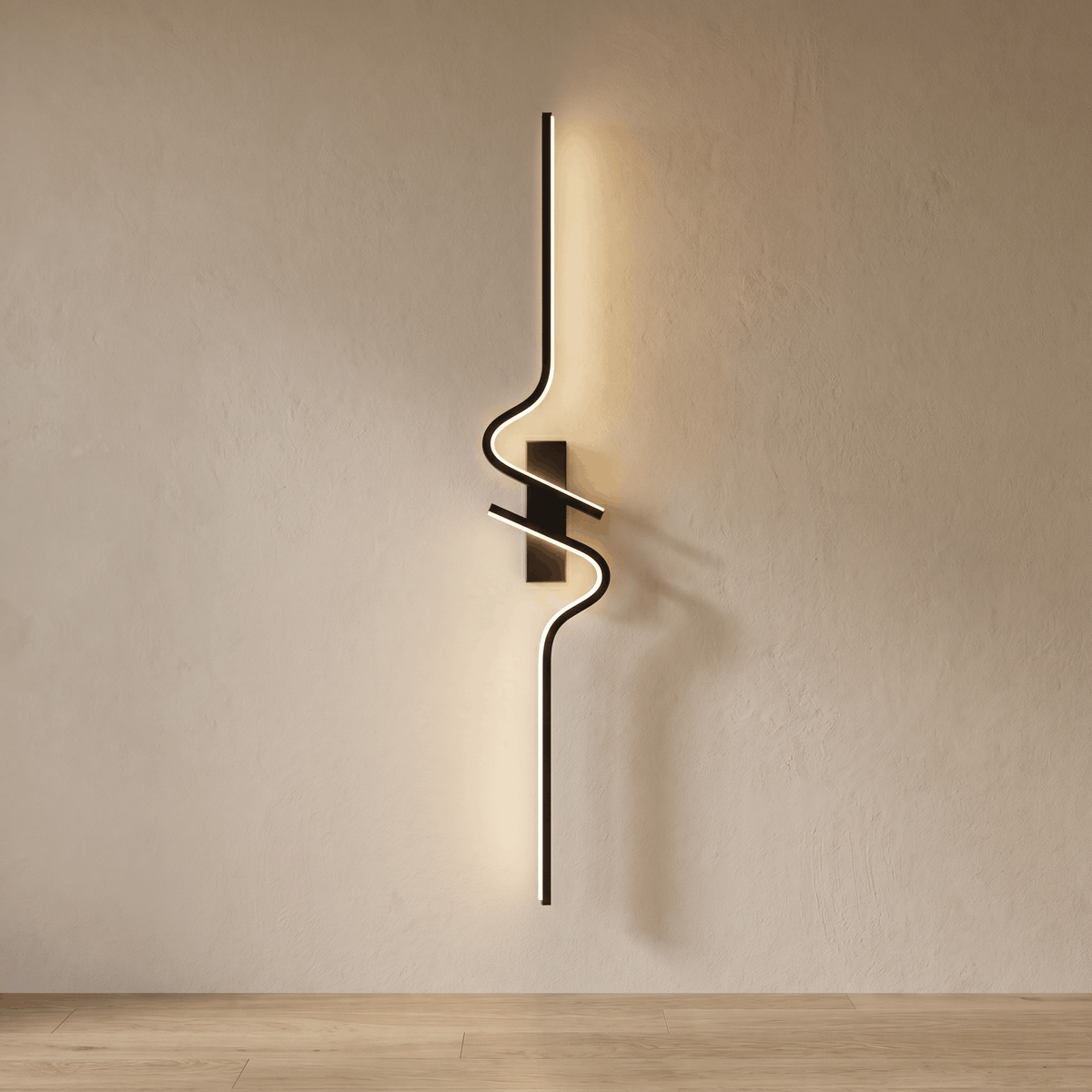 Une Applique murale lumière LED Applique murale spirale aluminium noir moderne en forme de spirale, fixée sur un mur beige avec une douce lumière chaude.