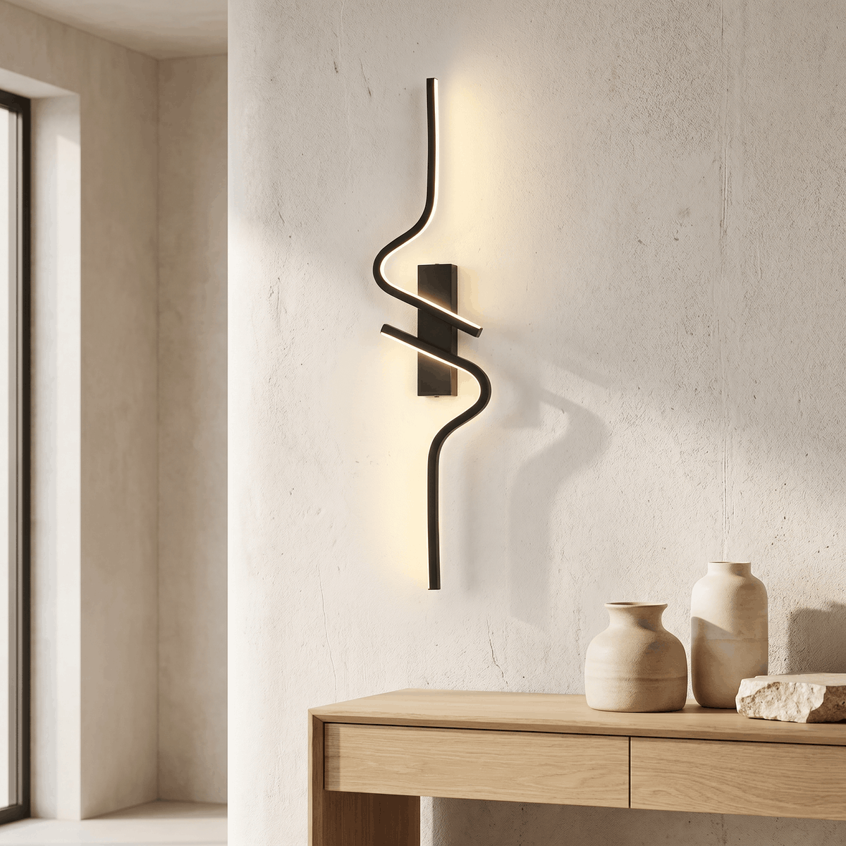 Applique murale noire en spirale diffusant une lumière LED chaude sur un mur texturé