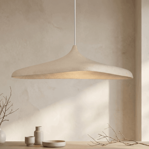Une Suspension LED style Wabi Sabi Lustre plat japonais beige en forme de disque plat, suspendue au plafond dans une pièce au décor minimaliste et doux.
