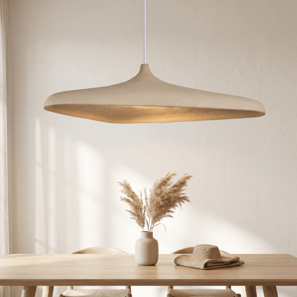 Une Suspension LED style Wabi Sabi Lustre plat japonais beige en forme de disque plat, suspendue au plafond dans une pièce au décor minimaliste et doux.