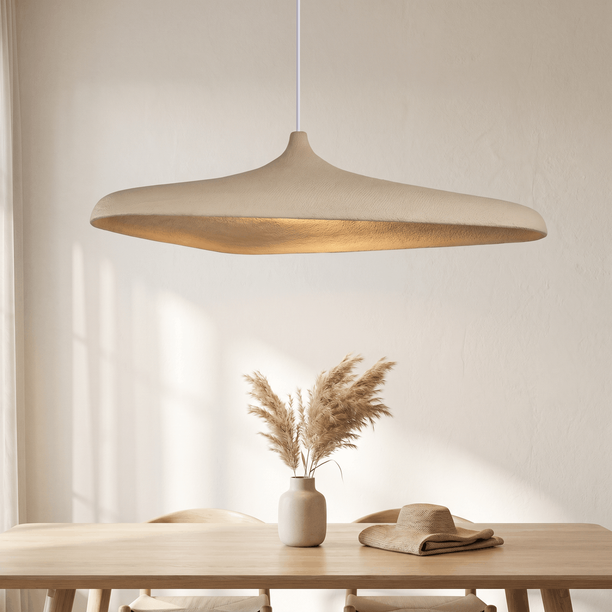 Une Suspension LED style Wabi Sabi Lustre plat japonais beige en forme de disque plat, suspendue au plafond dans une pièce au décor minimaliste et doux.