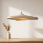 Une Suspension LED style Wabi Sabi Lustre plat japonais beige en forme de disque plat, suspendue au plafond dans une pièce au décor minimaliste et doux.