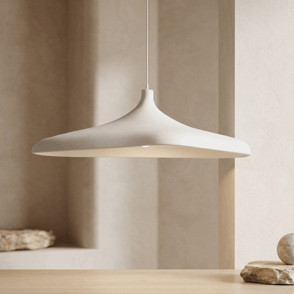 Une Suspension LED style Wabi Sabi Lustre plat japonais beige en forme de disque plat, suspendue au plafond dans une pièce au décor minimaliste et doux.