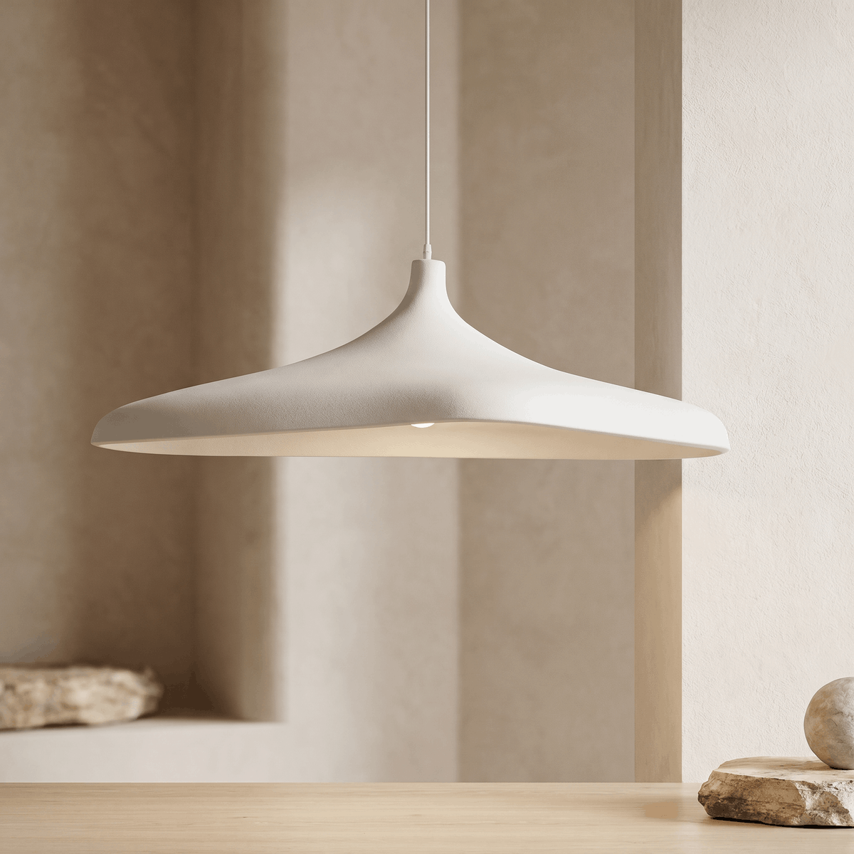 Une Suspension LED style Wabi Sabi Lustre plat japonais beige en forme de disque plat, suspendue au plafond dans une pièce au décor minimaliste et doux.