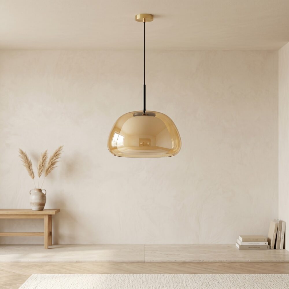 Une suspension en verre teinté esprit nordique minimaliste en verre ambré suspendue au plafond, dans une pièce claire et épurée avec un meuble en bois, un vase et quelques livres.