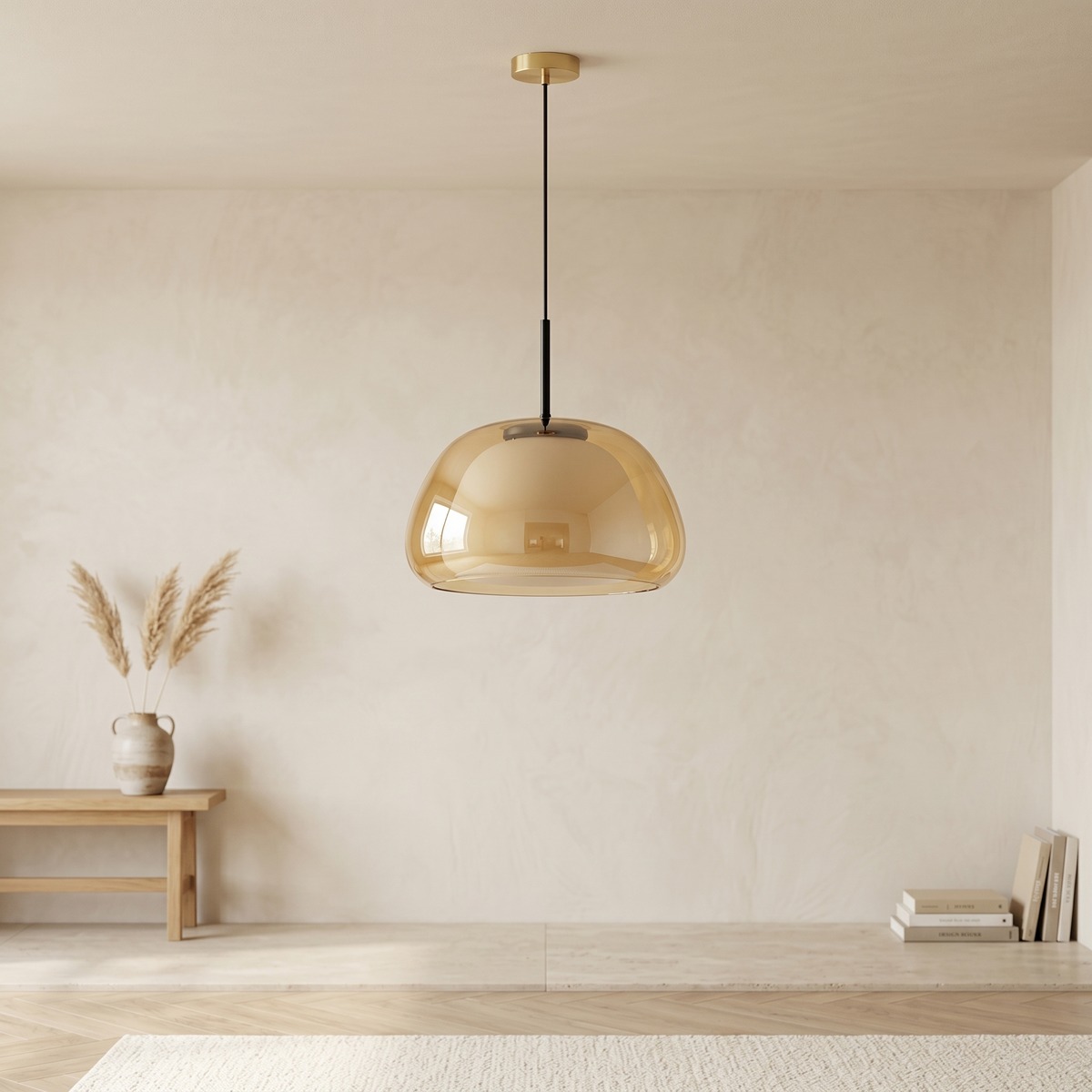Une suspension en verre teinté esprit nordique minimaliste en verre ambré suspendue au plafond, dans une pièce claire et épurée avec un meuble en bois, un vase et quelques livres.