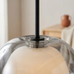 Gros plan sur la fixation métallique et l'abat-jour en verre fumé facetté