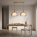 Suspension à deux abat-jour au-dessus d'une table en bois dressée