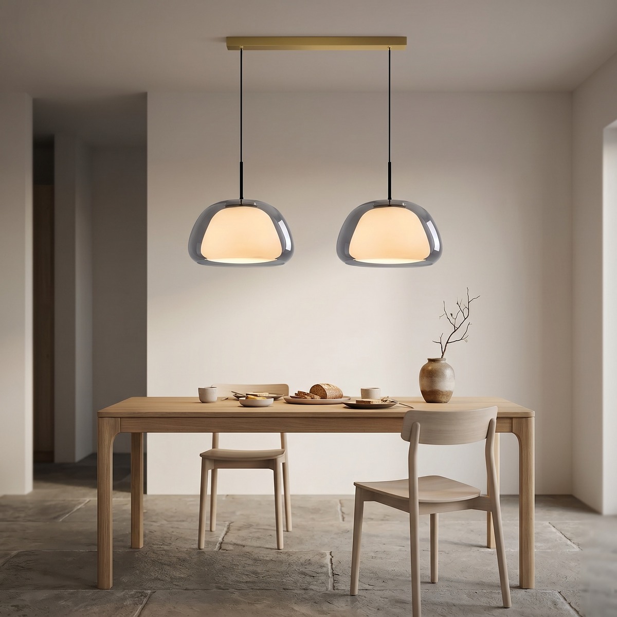 Suspension à deux abat-jour au-dessus d'une table en bois dressée