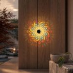 Applique murale mandala projetant un motif floral coloré sur une porte en bois la nuit