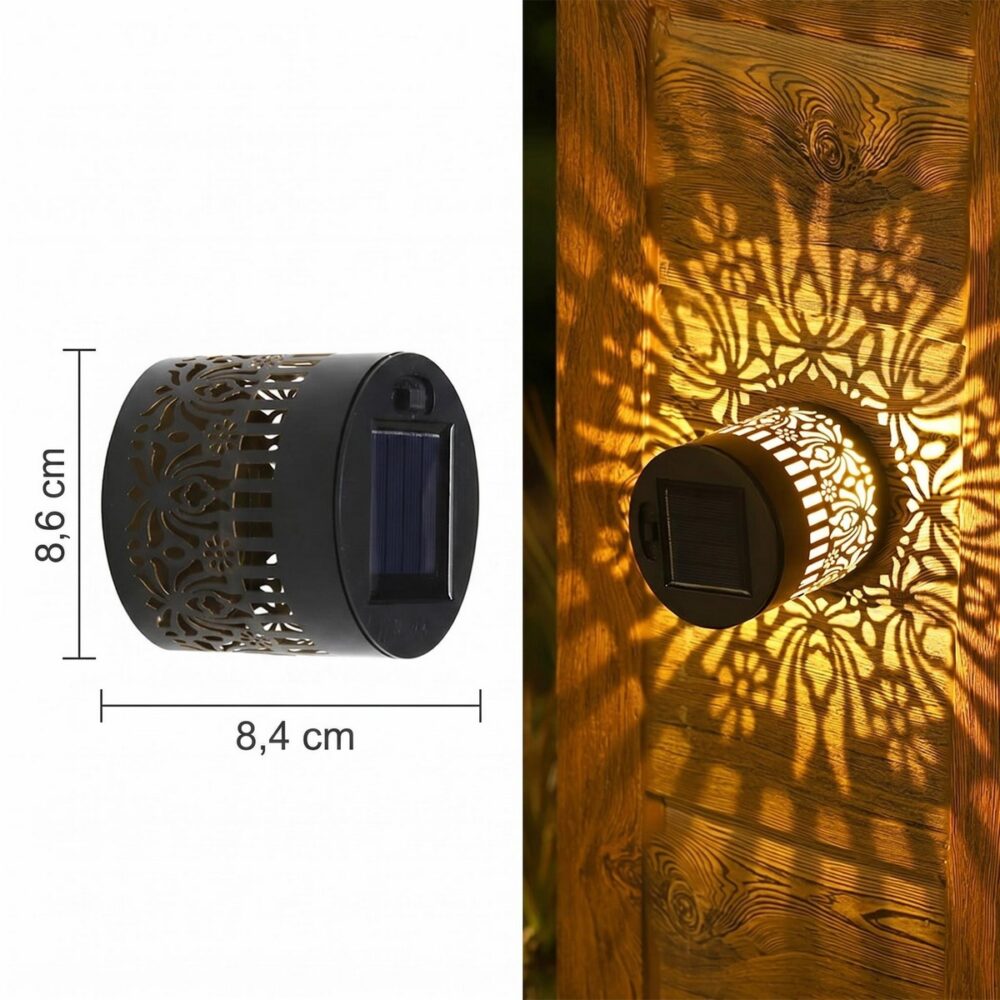 Applique solaire à motif mandala ajouré projetant un décor floral sur une porte en bois