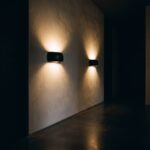 Appliques demi-lune allumées la nuit, éventails de lumière sur le mur