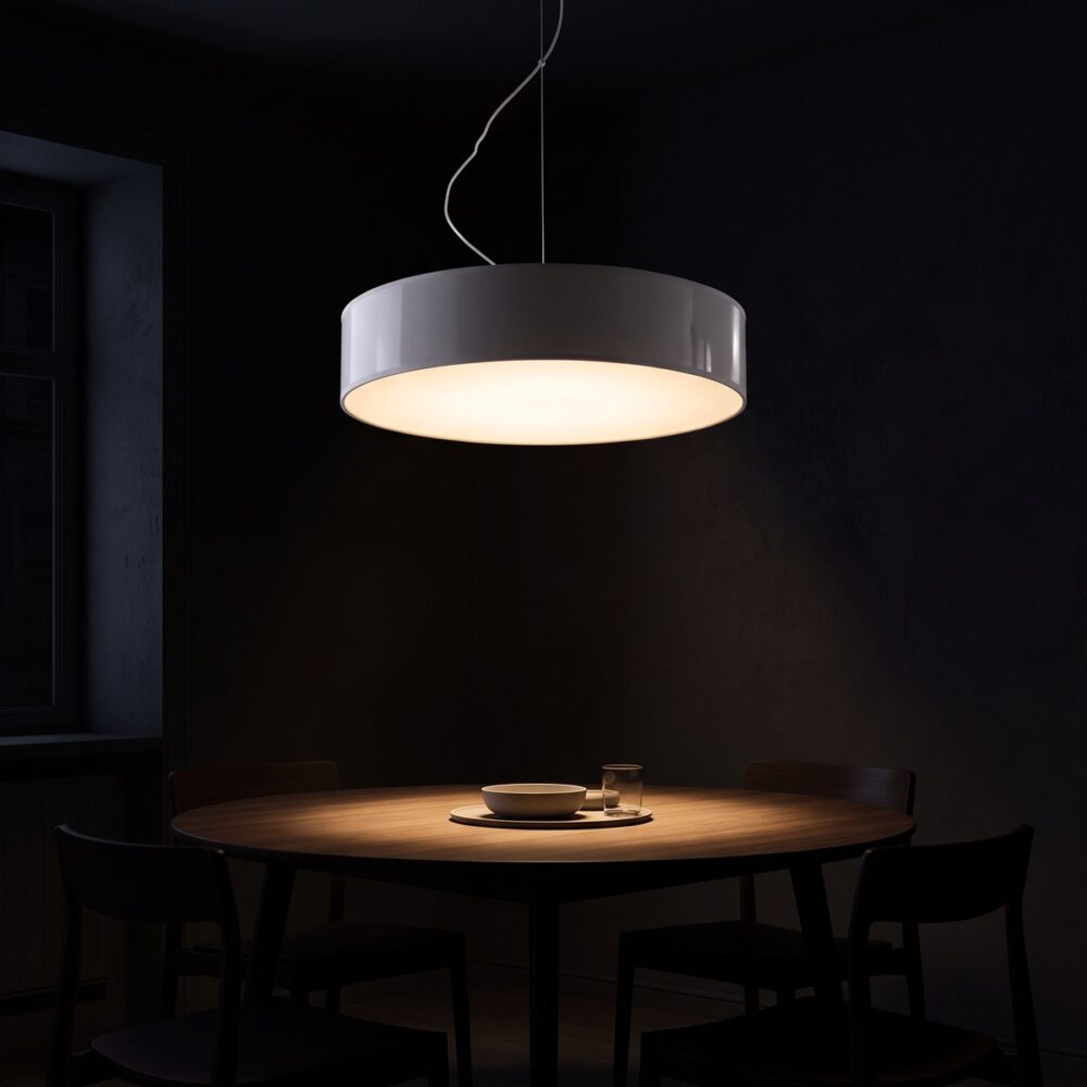 Suspension tambour allumée la nuit au-dessus d'une table ronde