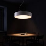 Suspension tambour allumée la nuit au-dessus d'une table ronde
