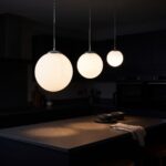 Suspensions globes allumées la nuit au-dessus d'un îlot