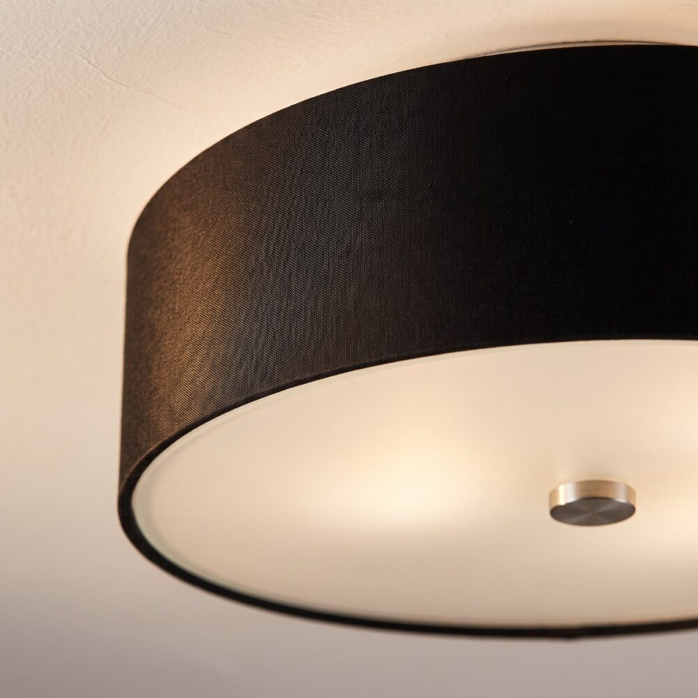 Détail du tissu noir et du diffuseur en verre dépoli